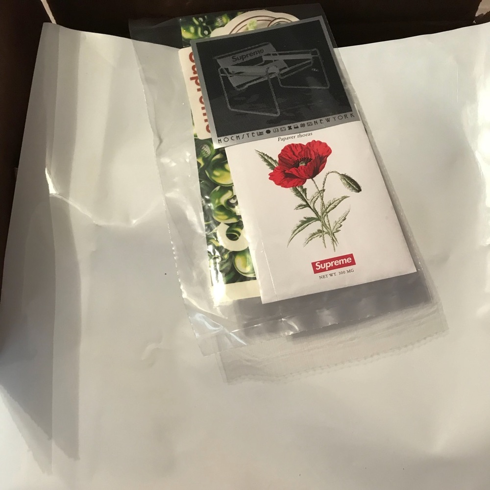 🔥🔥Supreme Poppy Seeds with 3 stickers🔥🔥